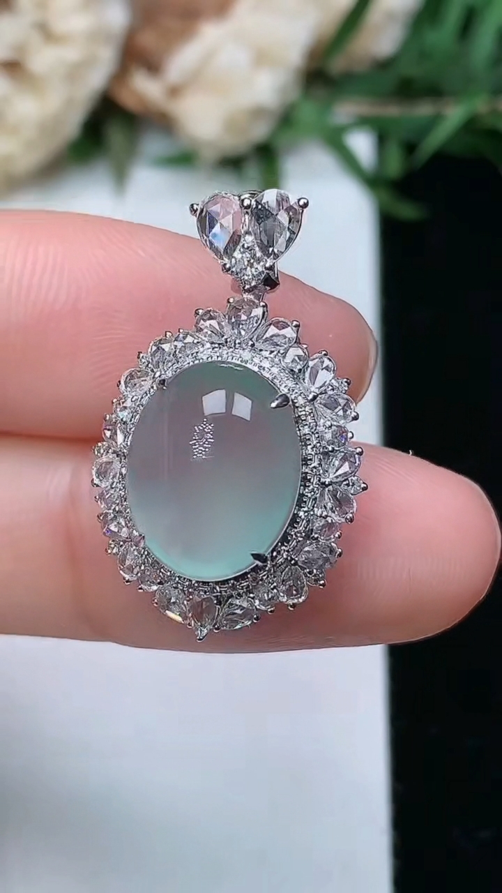 天然A货翡翠蛋面吊坠，尺寸25.3-15.5-11，裸石11.7-9.4，重量:2.75g
3月23日