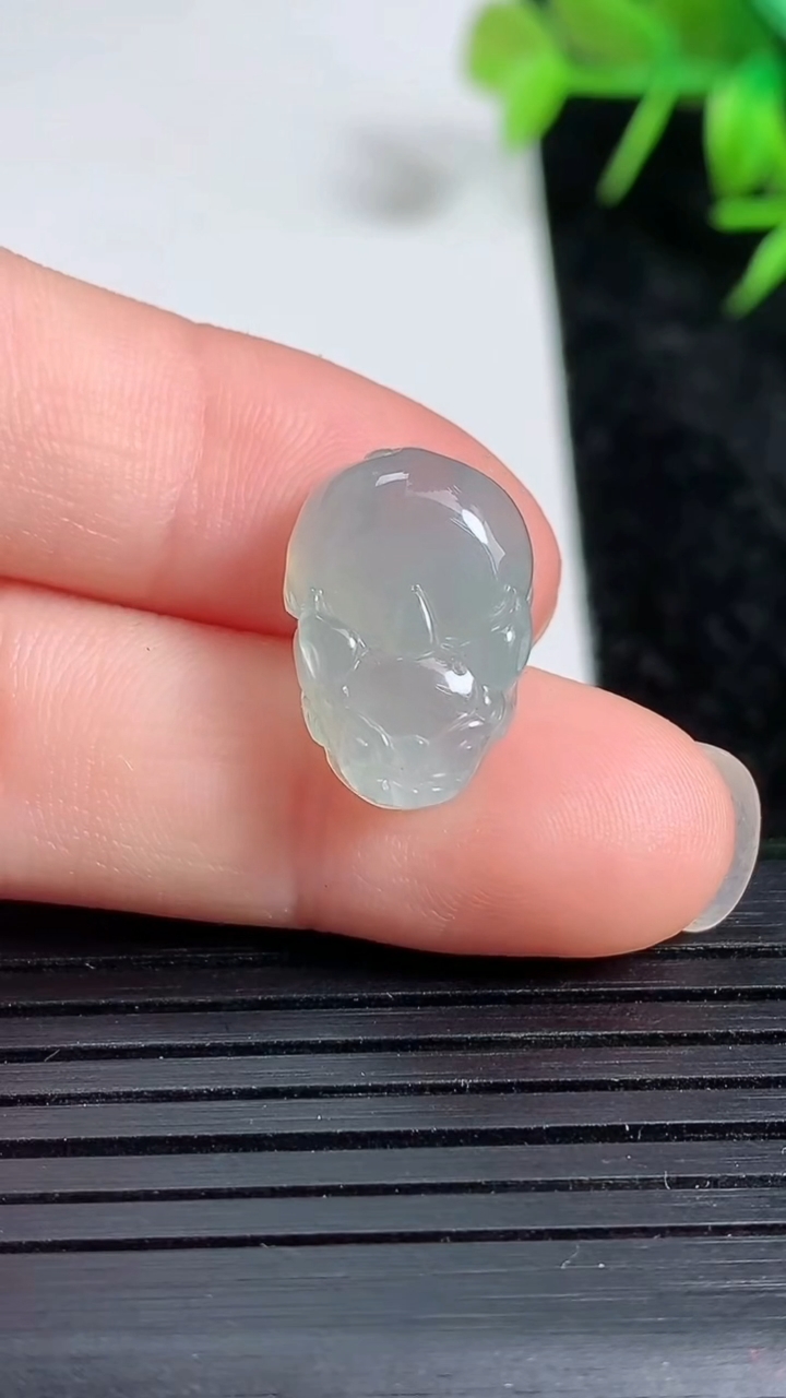 天然A货翡翠貔貅吊坠尺寸16.1-10.2-6.2重量:2.49g
3月23日