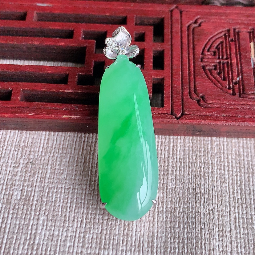 天然A货翡翠18K金伴钻镶嵌飘绿福瓜吊坠 
尺寸39.2-32.8-11.5-8mm 重量7.06g 0322