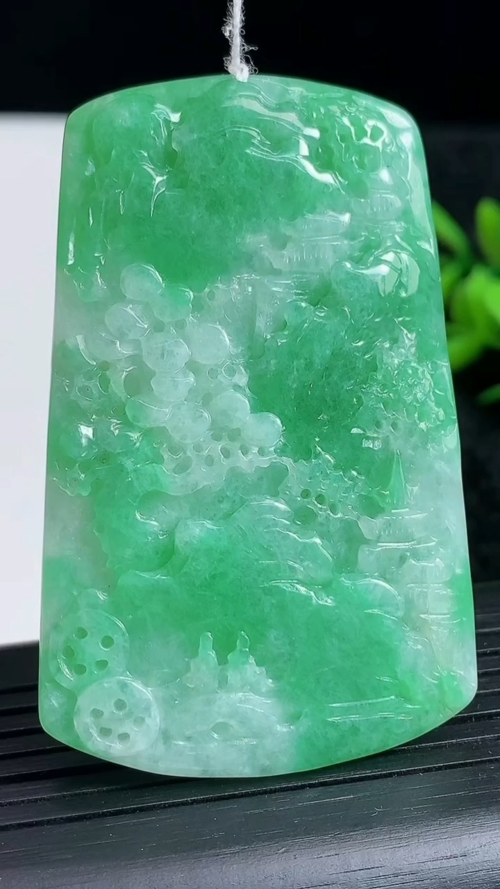 天然A货翡翠山水牌吊坠尺寸58.5-36.9-5.1重量:26.58g
3月23日