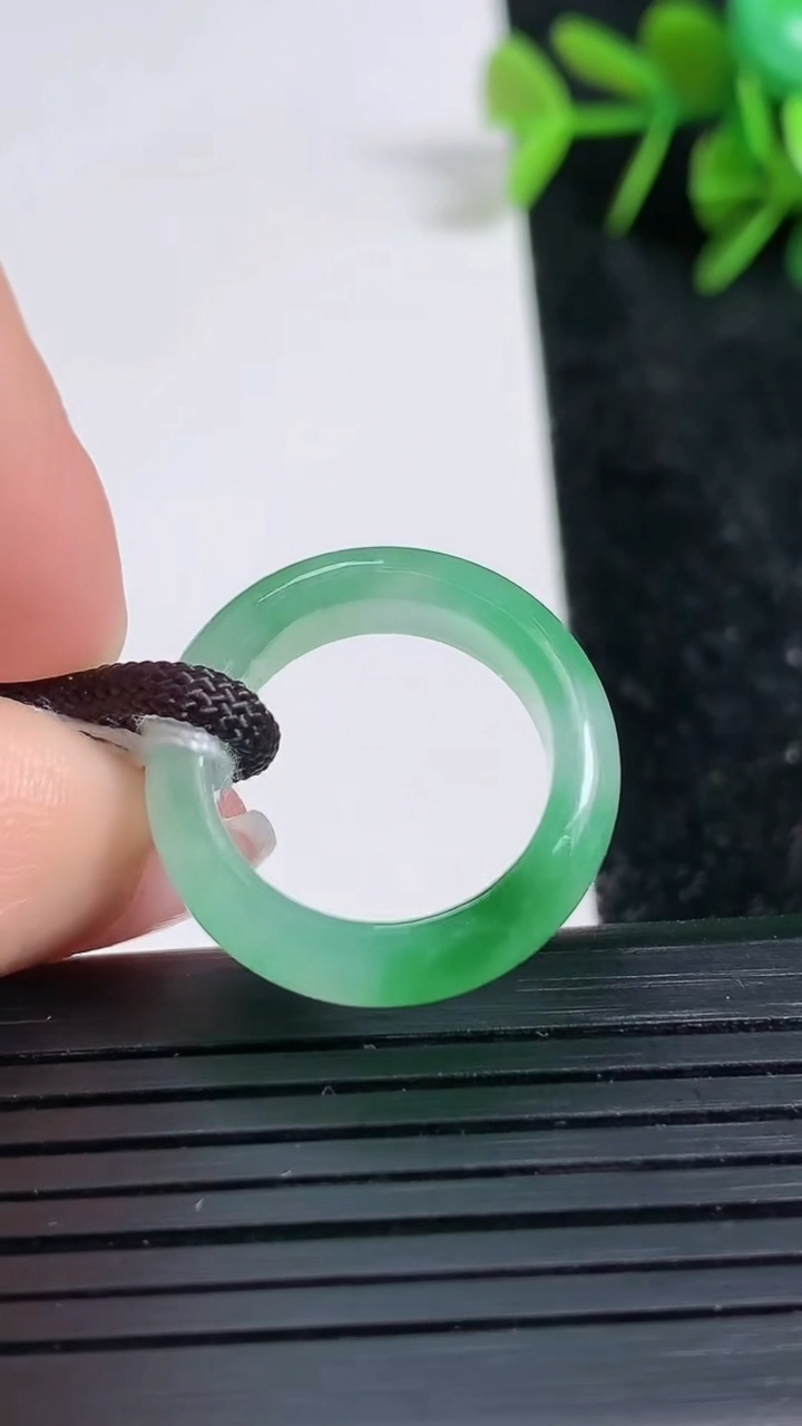 天然A货翡翠指环戒指尺寸16.2-5.9-3.2重量:3.42g2026年3月23日
工厂直销收藏佳品,种好水足，色泽均匀，有种有色，上手高大气！