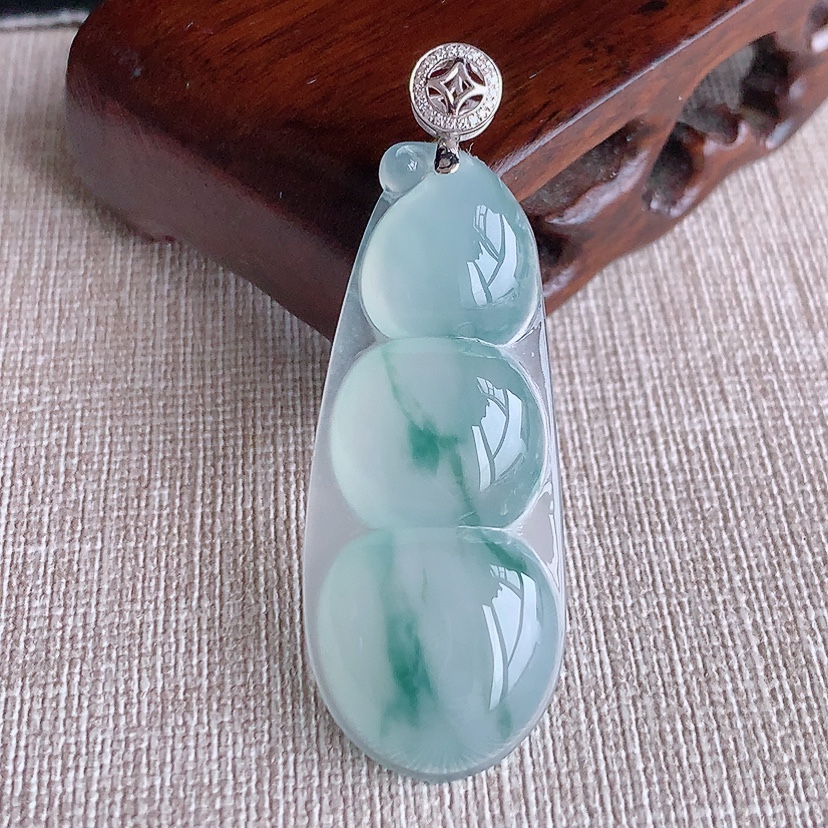 天然A货翡翠18K金镶嵌飘花大福豆平安豆四季豆吊坠 
尺寸52.6-44.8-18.6-6.6mm 重量10.00g 0322