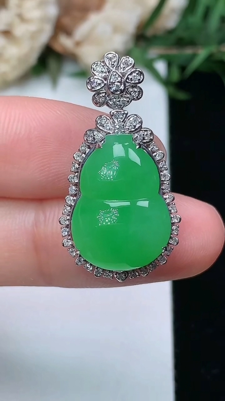 天然A货翡翠葫芦吊坠，尺寸28.3-15-11.2，裸石16.3-11.9
3月23日，重量:4.8