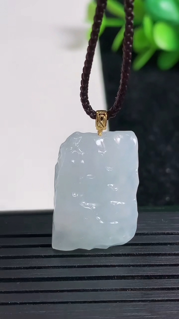 天然A货翡翠原石吊坠尺寸23.7-16.3-6.3重量:4.71g
3月23日