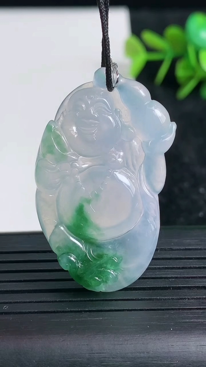 天然A货翡翠冰种飘花逍遥佛吊坠尺寸40.8-23.8-5.2重量:10.27g
3月23日