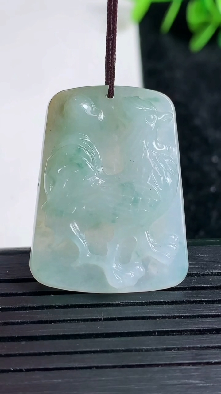 天然A货翡翠飘花生肖鸡吊坠尺寸31.2-23.8-6重量:8.63g
3月23日