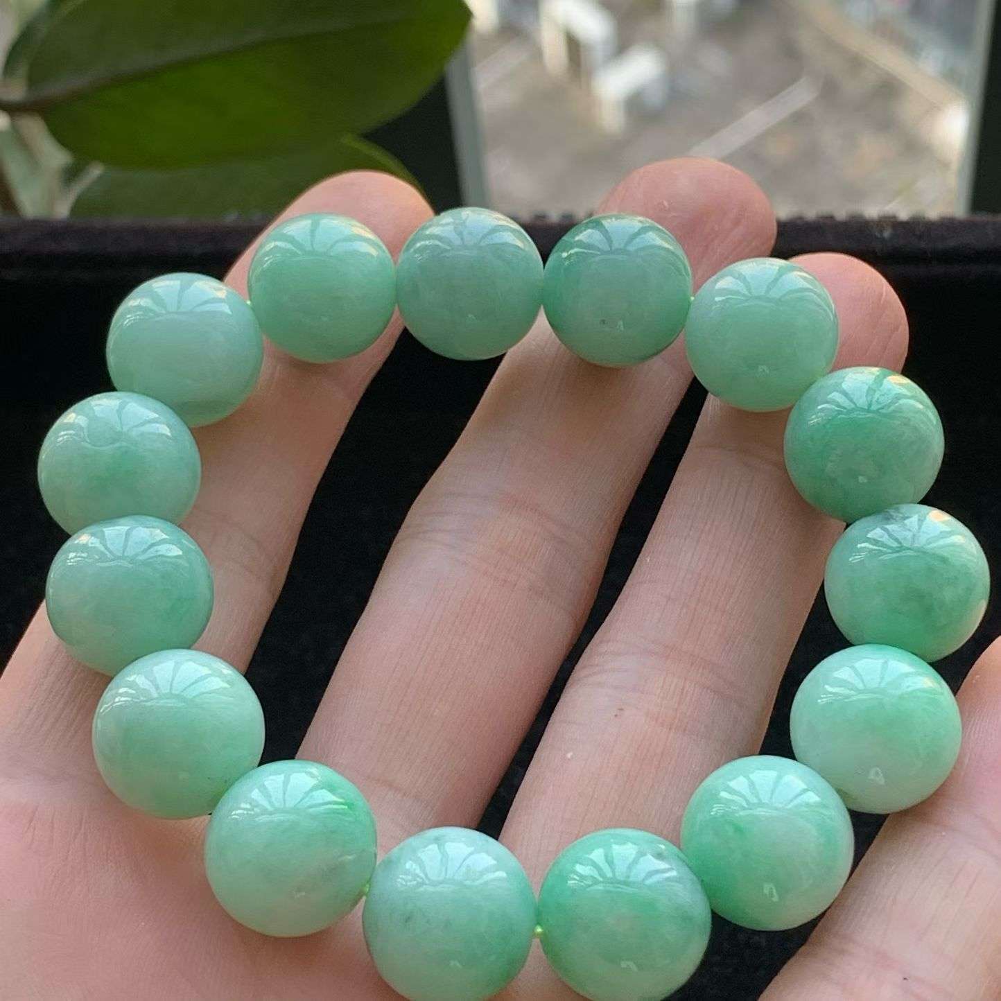 A货天然翡翠冰糯种满绿手串14颗重量71.59
3月23日