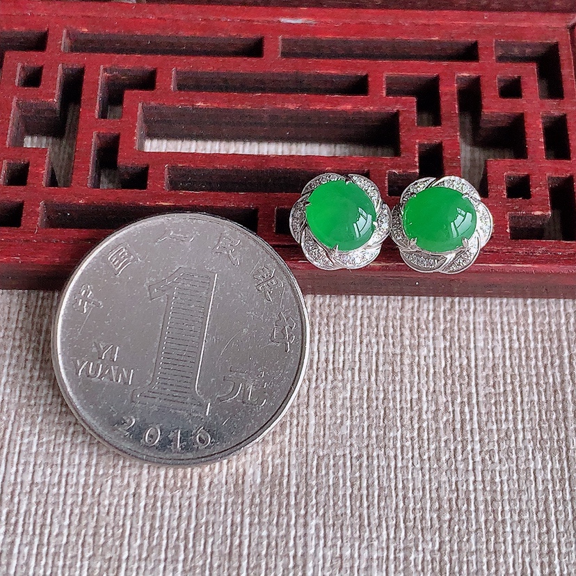 天然A货翡翠18K金伴钻镶嵌阳绿蛋面耳钉 
尺寸6.8-6mm 重量2.50g 0322