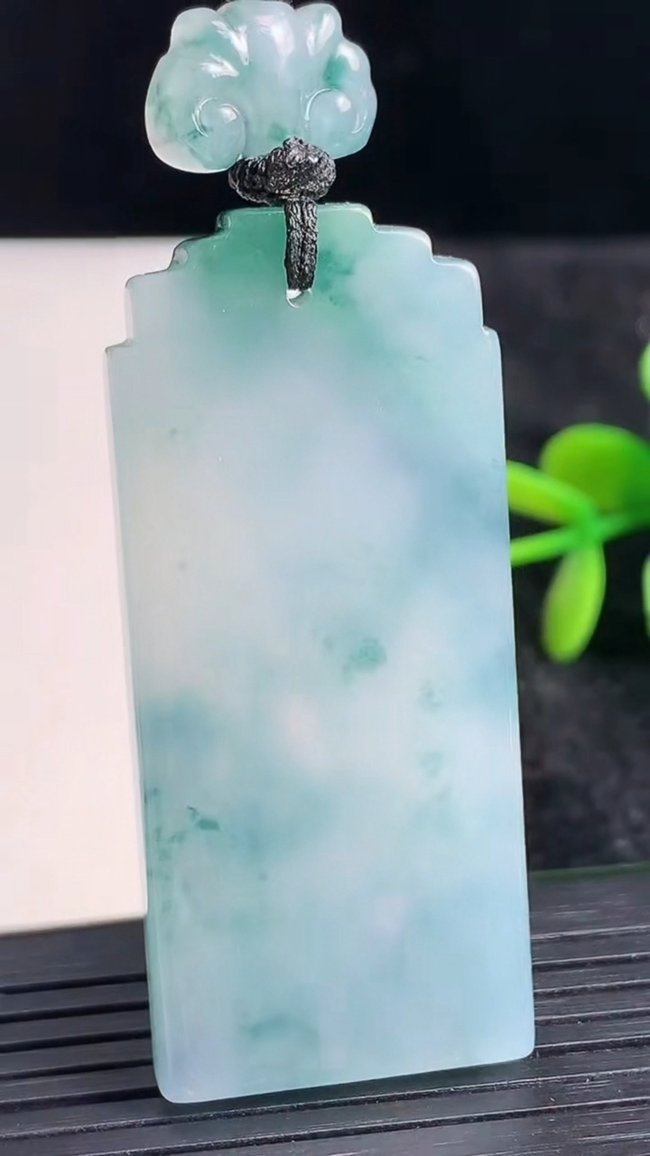 天然A货翡翠种飘花无事牌吊坠尺寸53.3-23.5-5.4重量:26.29g
3月23日