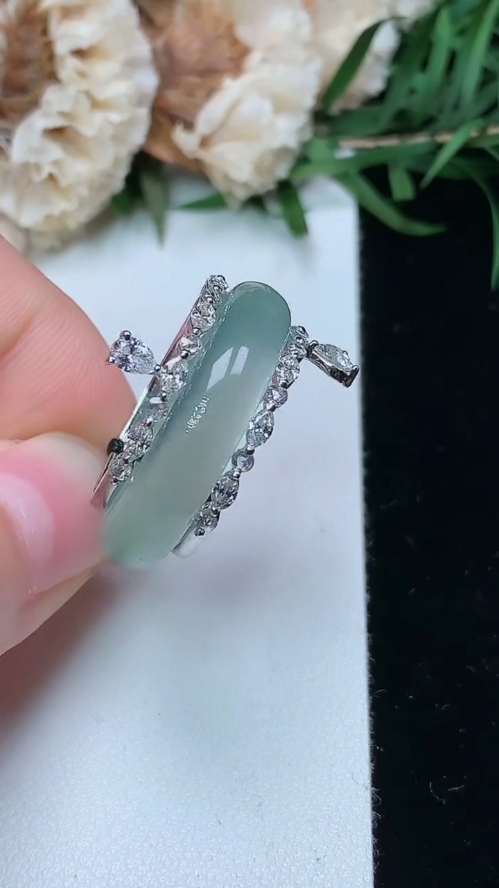 天然A货翡翠指环戒指，尺寸17.8-5.2-3，重量:5.73g2026年3月23日
工厂直销收藏佳品,种好水足，色泽均匀，有种有色，上手高大气！