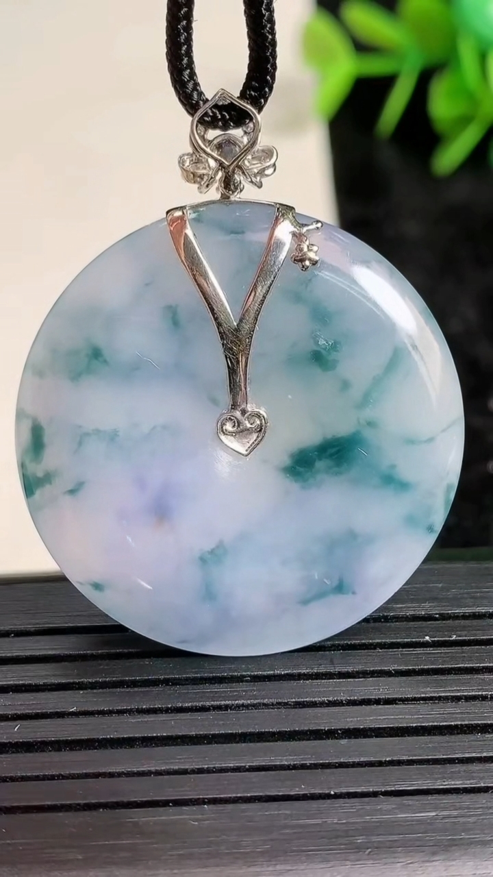 天然A货翡翠18K金紫罗兰飘花平安扣吊坠尺寸33.1-5.6重量:13.30g
3月23日