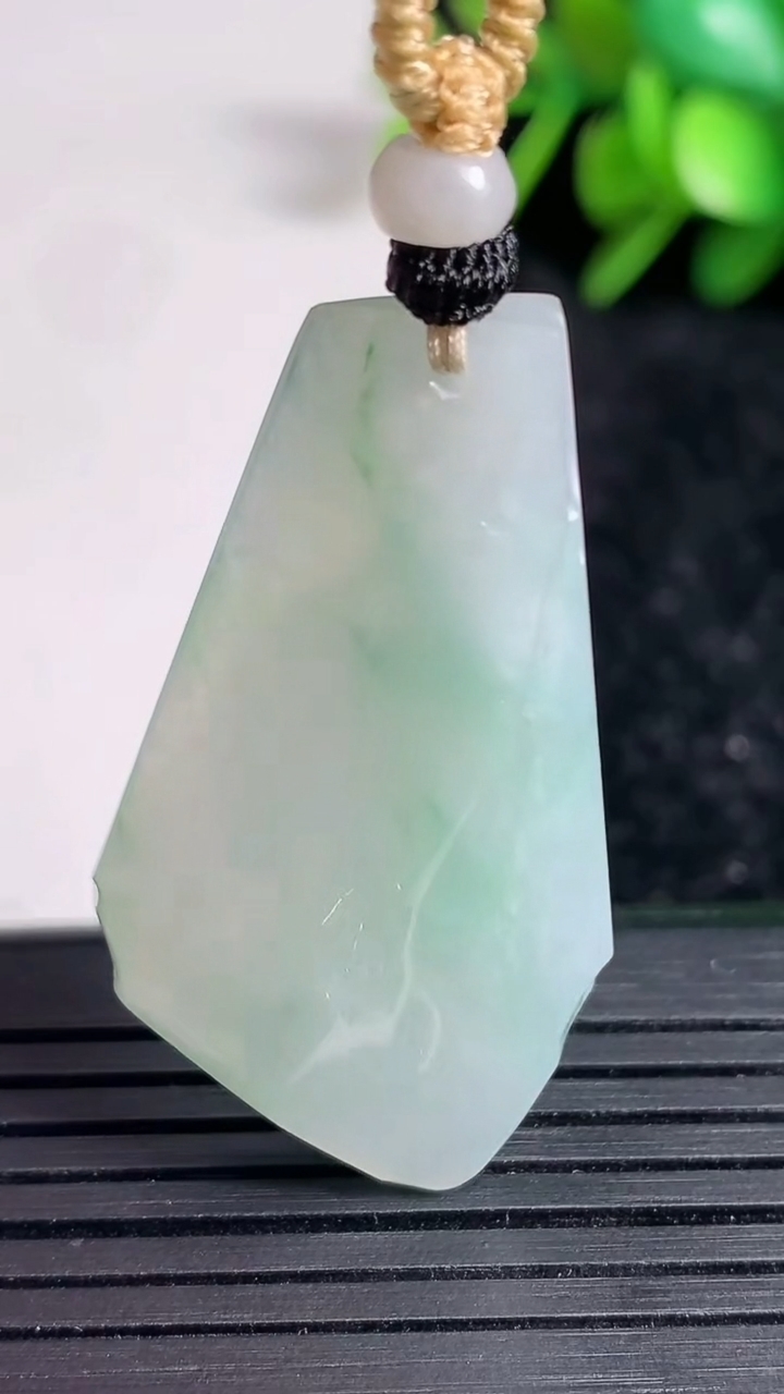 天然A货翡翠原石吊坠尺寸39.2-22.4-7.6重量:11.59g
3月23日