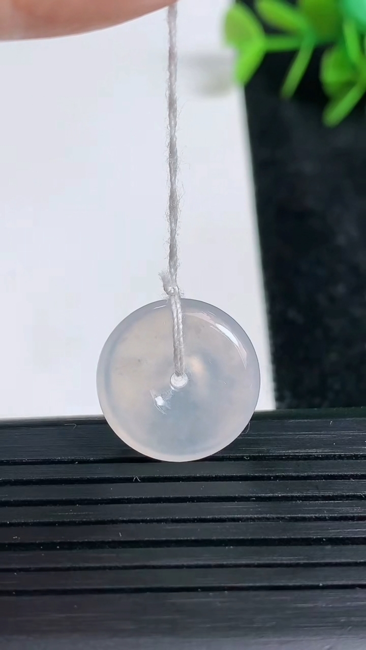 天然A货翡翠平安扣吊坠尺寸16.4-4.4重量:2.83g
3月23日