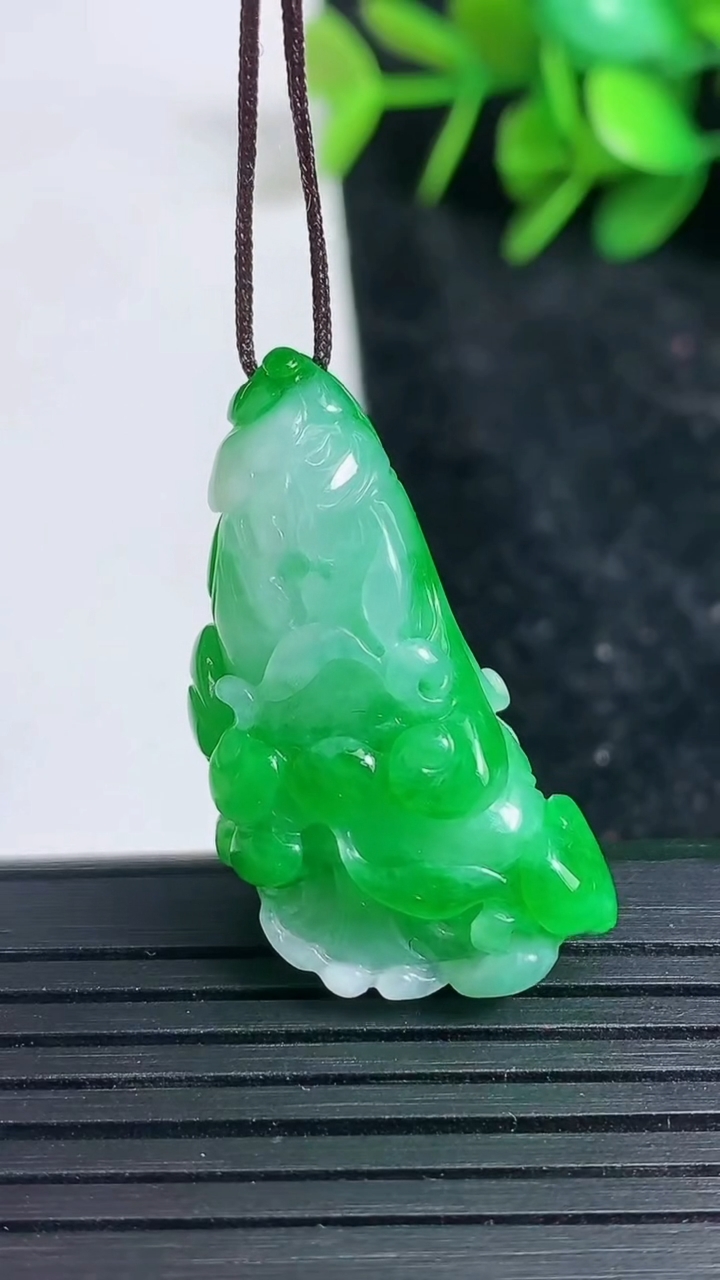 天然A货翡翠白菜吊坠尺寸33.7-15.8-9.7重量:9.19g
3月23日