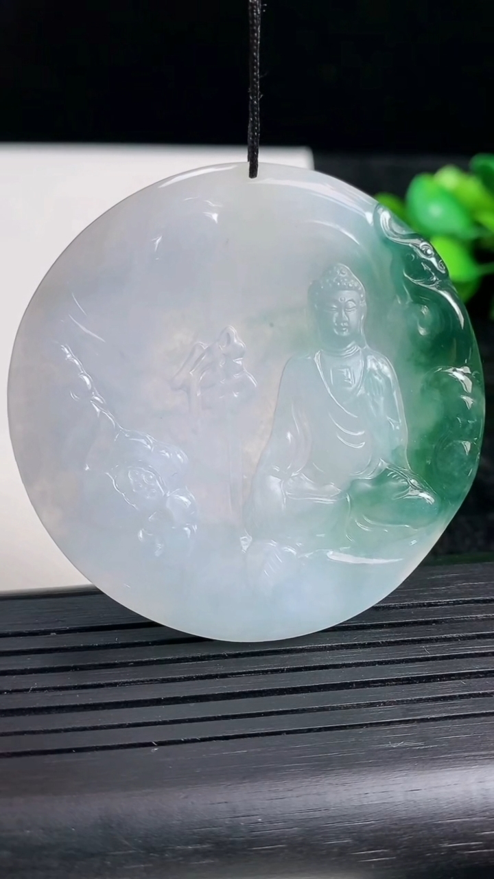 天然A货翡翠阿弥陀佛吊坠尺寸54-5.4重量:32.76g
3月23日