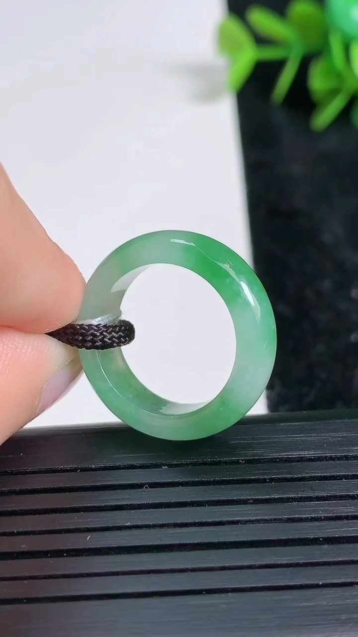 天然A货翡翠指环戒指尺寸16.2-5.9-3.2重量:3.42g2026年3月23日
工厂直销收藏佳