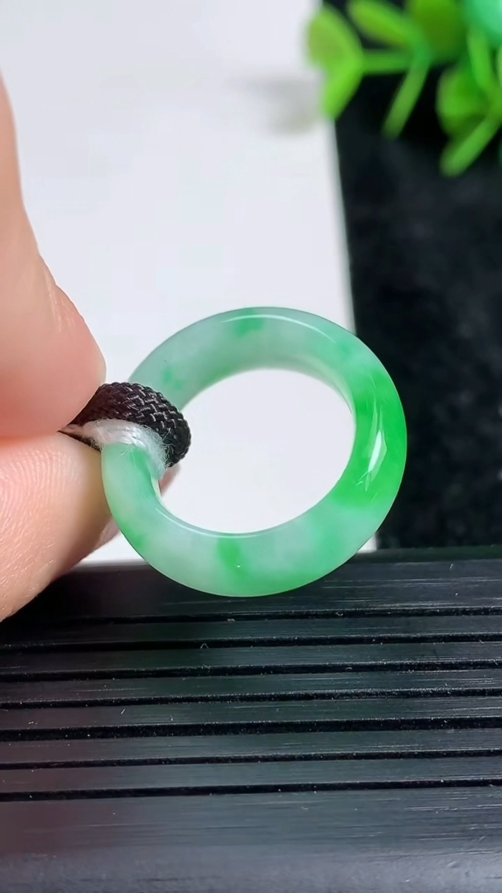 天然A货翡翠指环戒指尺寸15.5-6.3-3.4重量:3.74g2026年3月23日
工厂直销收藏佳品,种好水足，色泽均匀，有种有色，上手高大气！