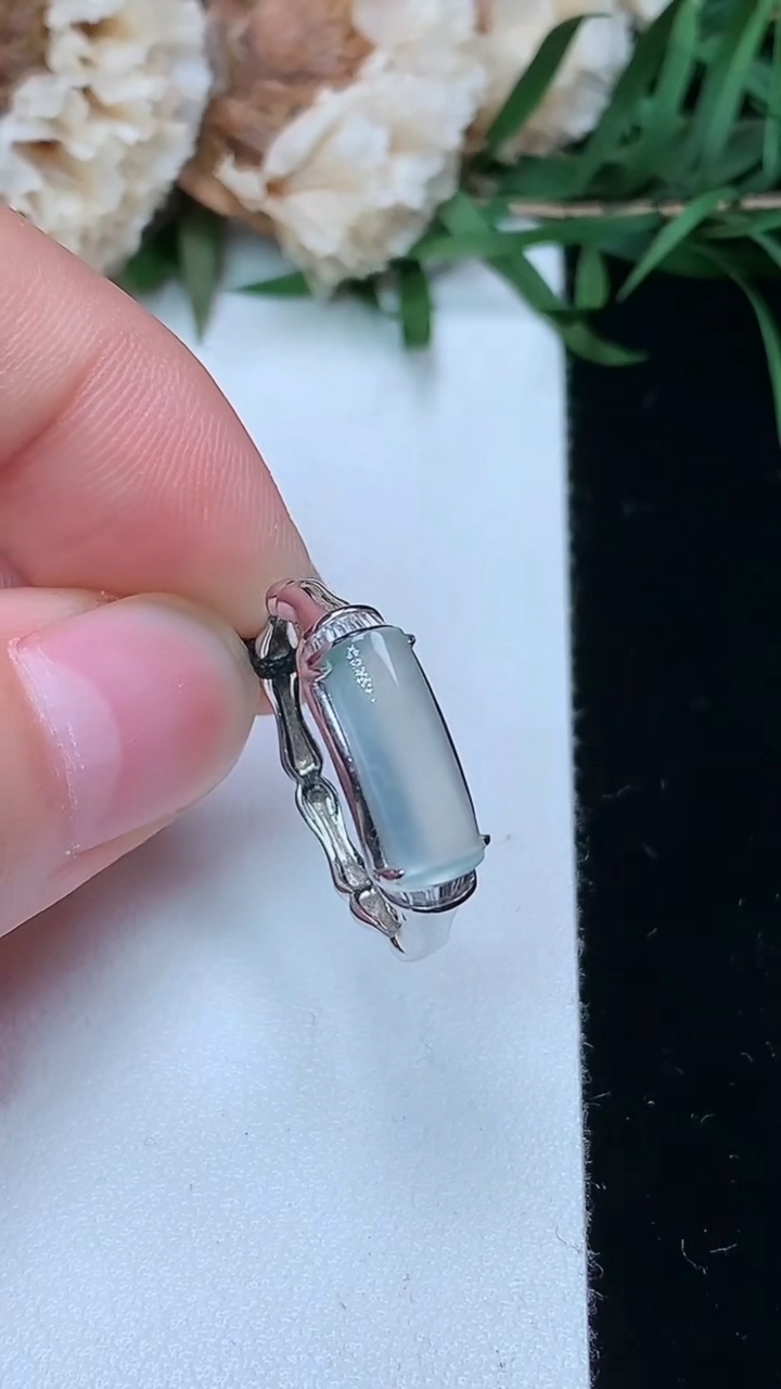 天然A货翡翠白冰马鞍戒指，尺寸17.3-11.8-4，重量:2.34g2026年3月23日
工厂直销