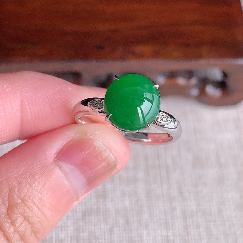 天然A货翡翠18K金伴钻镶嵌阳绿蛋面戒指 圈口17.6裸石
尺寸9.3-8.8mm 重量2.54g 