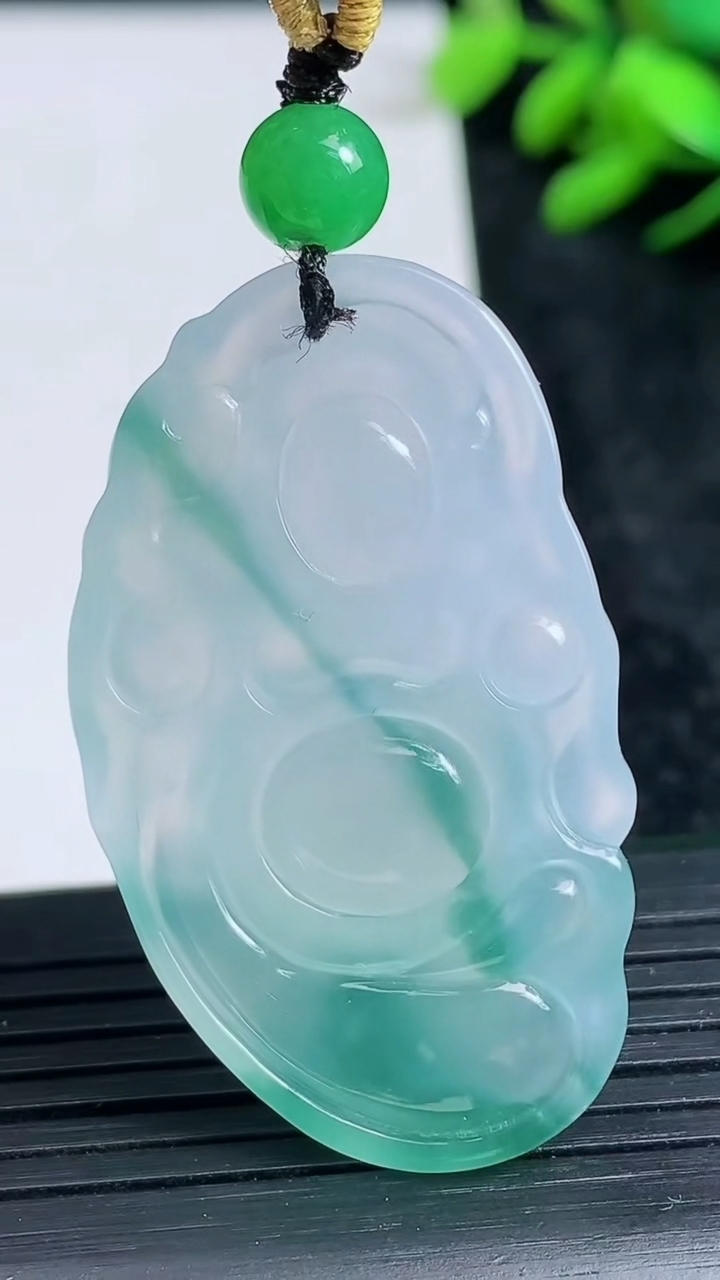 天然A货翡翠种飘花逍遥佛吊坠尺寸42.4-25.4-6.9重量:13.91g
3月23日