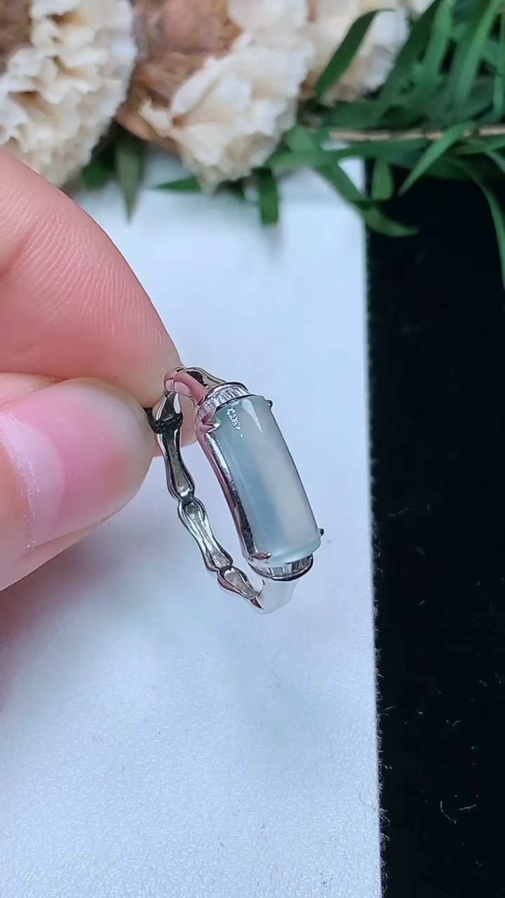 天然A货翡翠白冰马鞍戒指，尺寸17.3-11.8-4，重量:2.34g2026年3月23日
工厂直销