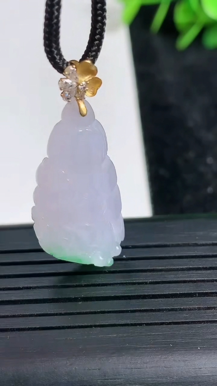 天然A货翡翠白菜吊坠尺寸30.9-15.3-8.6重量:5.71g
3月23日