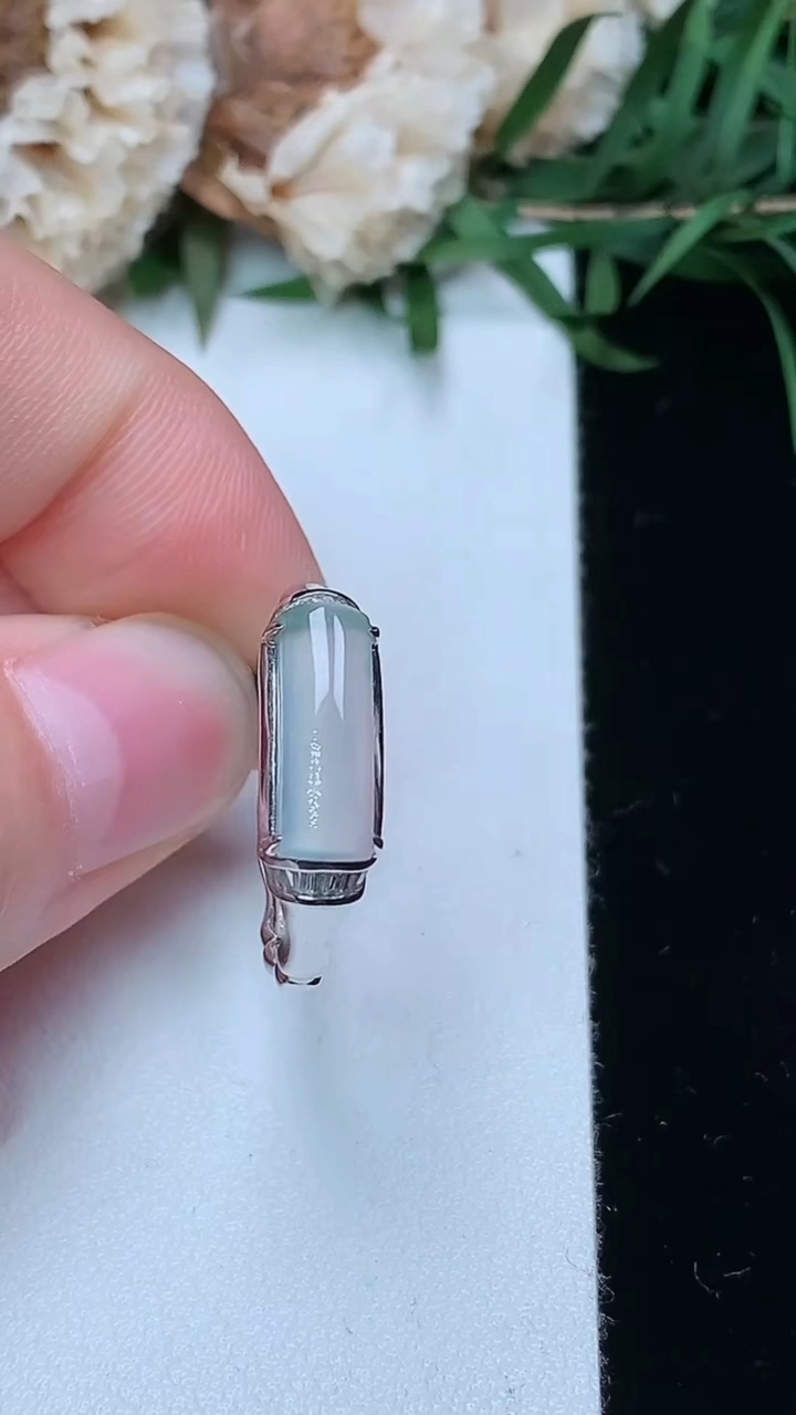 天然A货翡翠白冰马鞍戒指，尺寸17.3-11.8-4，重量:2.34g2026年3月23日
工厂直销收藏佳品,种好水足，色泽均匀，有种有色，上手高大气！