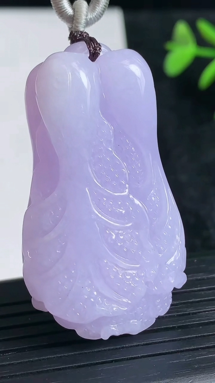 天然A货翡翠紫罗兰白菜吊坠尺寸47.1-27.9-13.6重量:35.36g
3月23日