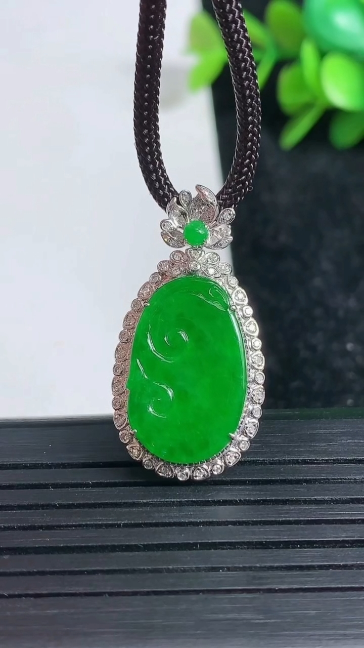 天然A货翡翠如意吊坠尺寸29.9-15.9-5.9裸石19.1-12.2重量:3.38g
3月23日