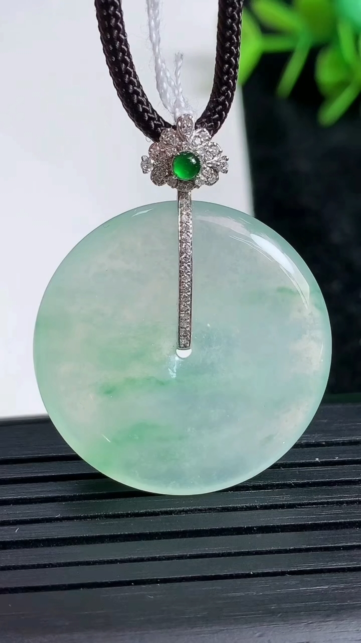 天然A货翡翠平安扣吊坠尺寸28.8-5.3重量:10.06g
3月23日