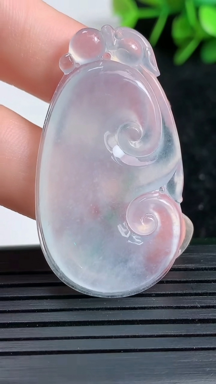 天然A货翡翠如意吊坠尺寸43.6-23.7-5.5重量:10.12g
3月23日