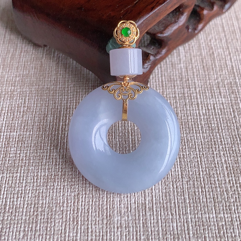 天然A货翡翠18K金镶嵌紫罗兰平安环吊坠 
尺寸41.3-26.6-5.5mm 重量9.82g 0322