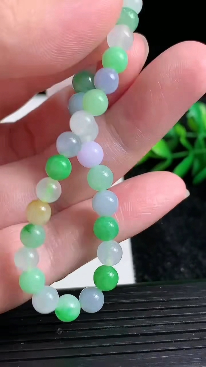 天然A货翡翠三彩圆珠手串尺寸6.1-31颗重量:10.66g3月23日
工厂直销收藏佳品,种好水足，色泽均匀，有种有色，上手高大气！