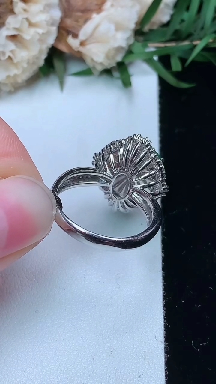 天然A货翡翠蛋面戒指，尺寸17-12.8-11.6，重量:5.66g2026年3月23日
工厂直销收藏佳品,种好水足，色泽均匀，有种有色，上手高大气！