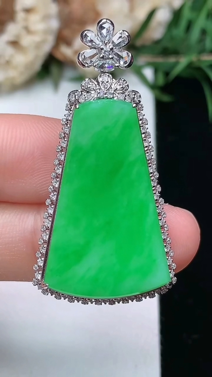 天然A货翡翠无事牌吊坠，尺寸40.3-20.6-7，裸石27-16.5，重量:4.61g
3月23日