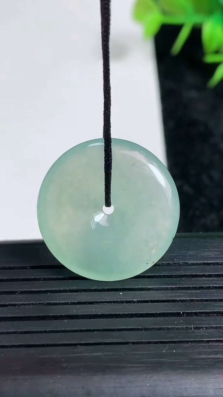 天然A货翡翠平安扣吊坠尺寸23.2-4.7重量:5.54g
3月23日