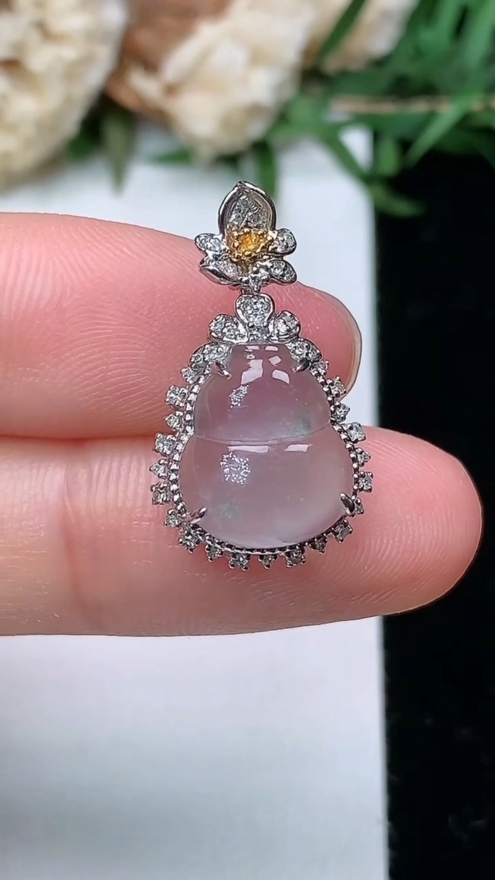 天然A货翡翠飘花葫芦吊坠，尺寸22-12.8-7.9
3月23日