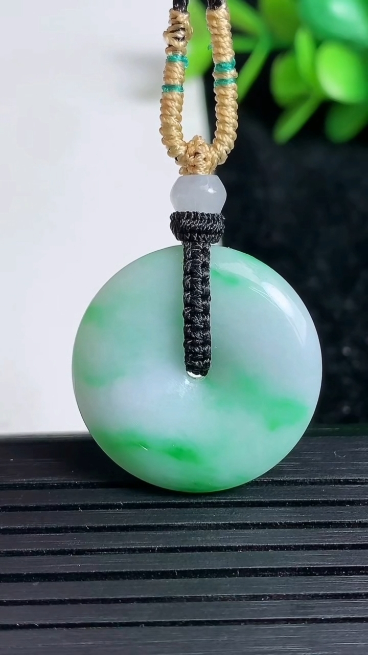 天然A货翡翠平安扣吊坠尺寸24.5-5.7重量:8.78g
3月23日