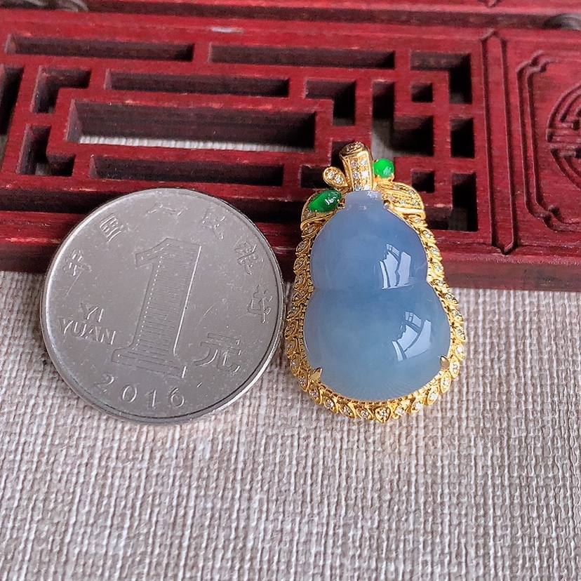 天然A货翡翠18K金伴钻镶嵌紫罗兰葫芦吊坠 
尺寸28.3-18-11.2裸石20.6-14.4mm 重量5.38g 0322