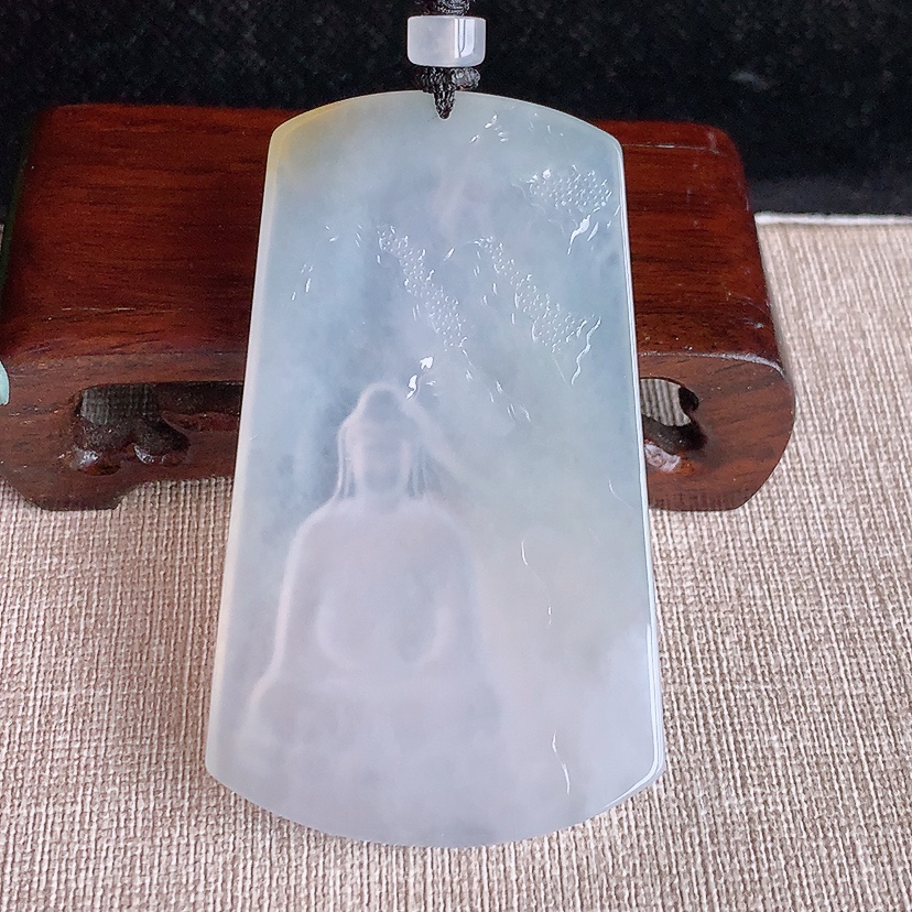 天然A货翡翠飘黄翡观音吊坠 
尺寸73.2-43-5.8mm 重量46.03g 0322