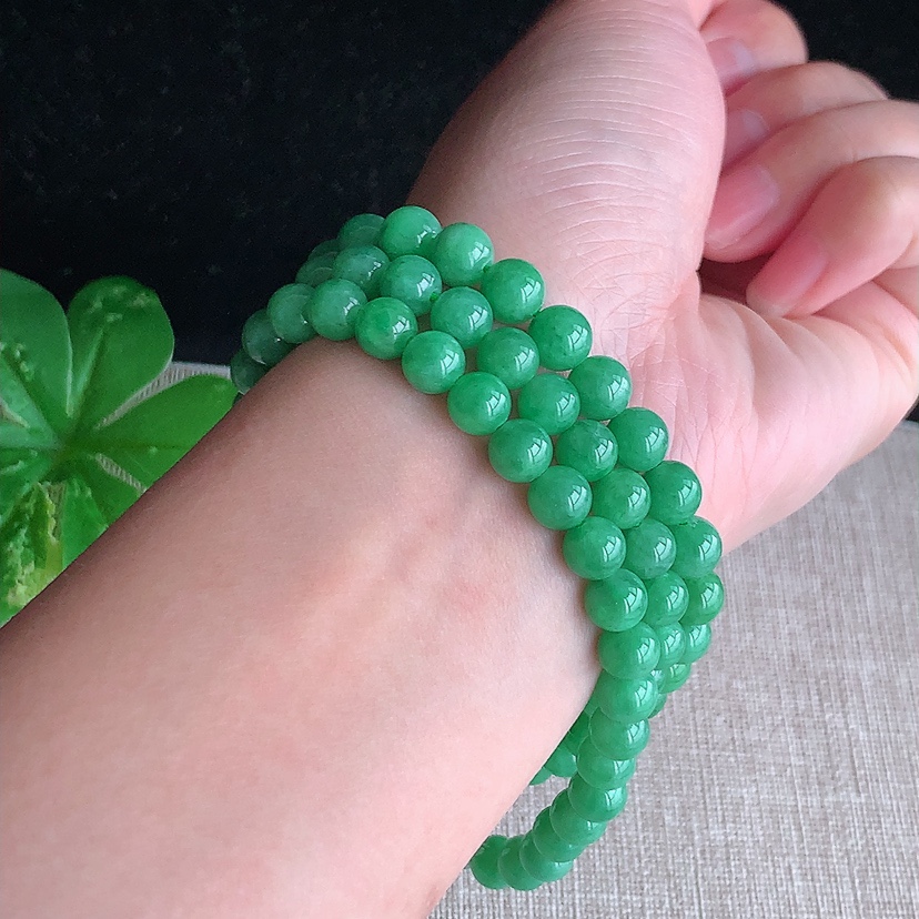 天然A货翡翠满绿圆珠项链毛衣链86颗 
尺寸6.8mm 重量48.12g 0322