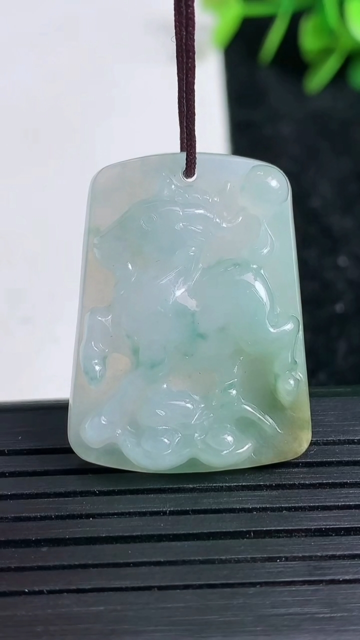 天然A货翡翠飘花生肖羊吊坠尺寸30.7-23.4-5.9重量:8.21g
3月23日