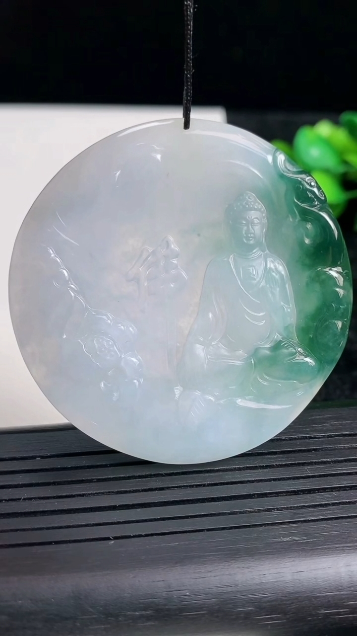 天然A货翡翠阿弥陀佛吊坠尺寸54-5.4重量:32.76g
3月23日