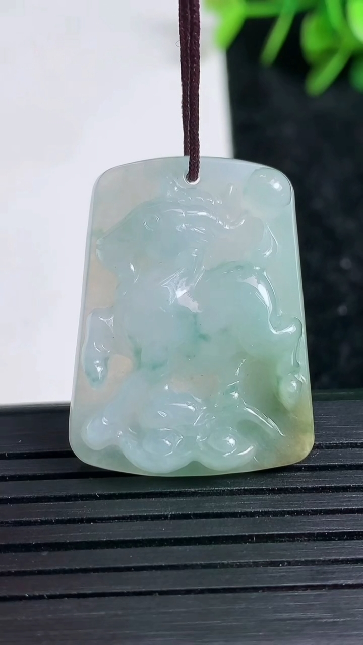 天然A货翡翠飘花生肖羊吊坠尺寸30.7-23.4-5.9重量:8.21g
3月23日