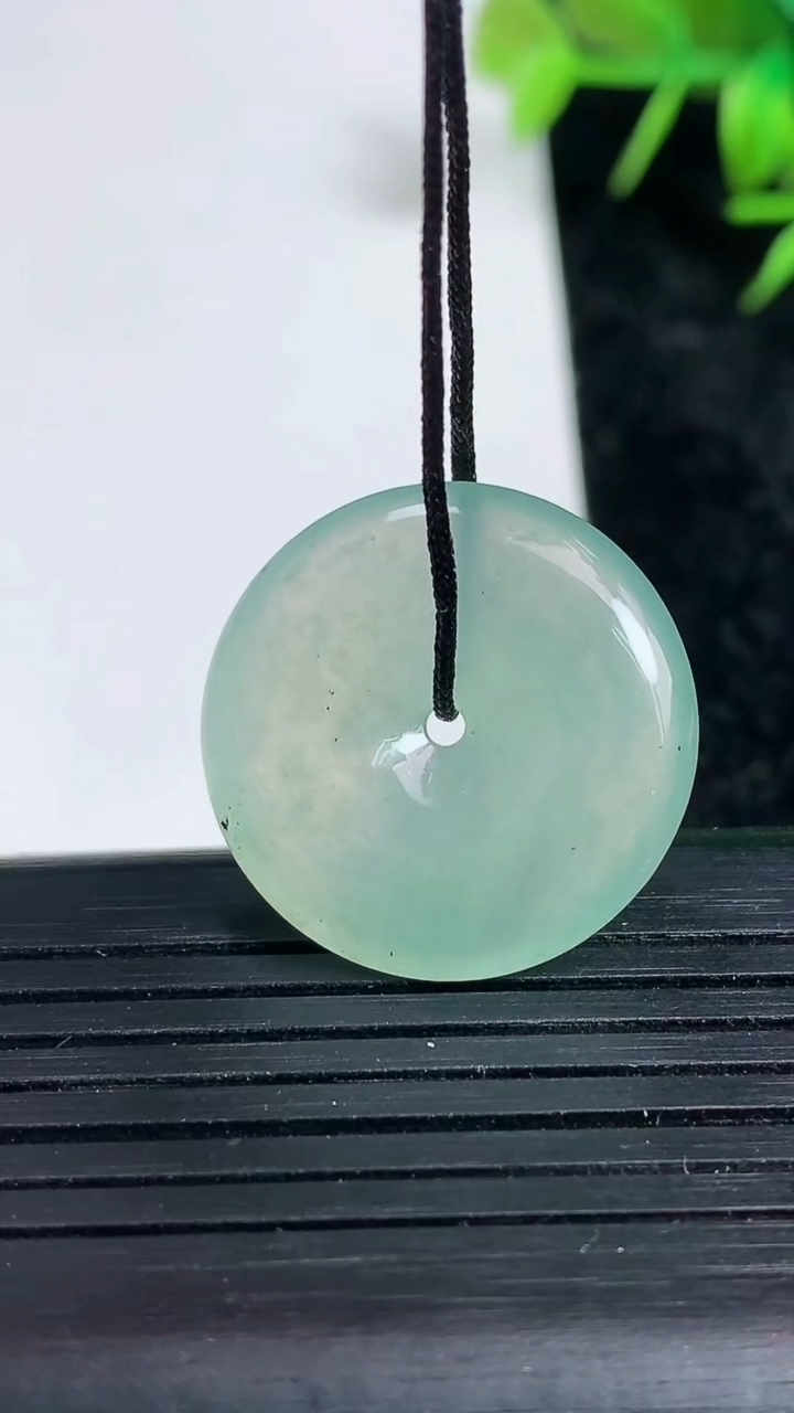 天然A货翡翠平安扣吊坠尺寸23.2-4.7重量:5.54g
3月23日