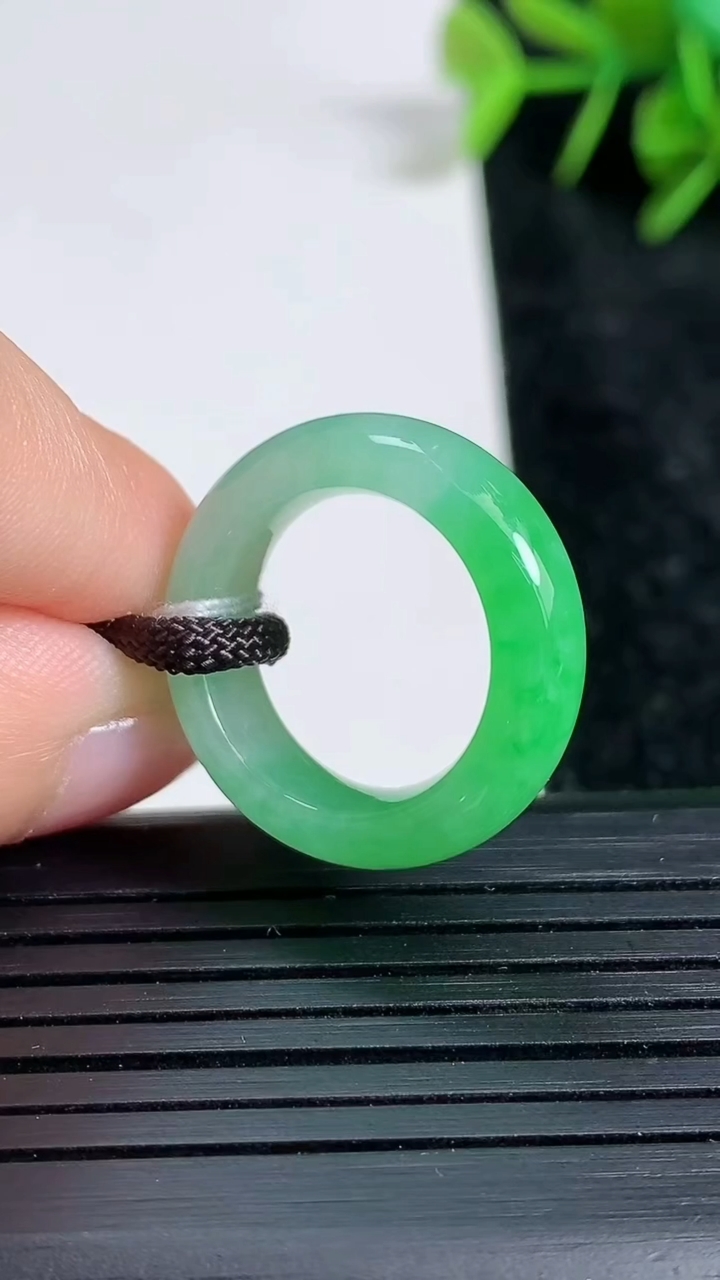 天然A货翡翠指环戒指尺寸15.1-6-3.7重量:3.85g2026年3月23日
工厂直销收藏佳品,