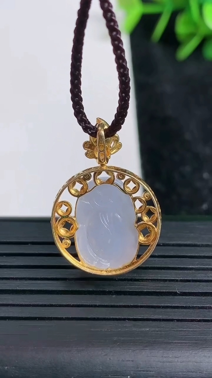 天然A货翡翠18K金紫罗兰貔貅吊坠尺寸25-17.7-7.4裸石15-10.5重量:2.89g
3月23日