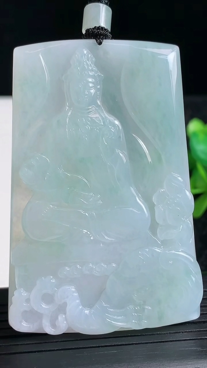 天然A货翡翠普贤菩萨吊坠尺寸66-44.1-5.7重量:47.47g
3月23日