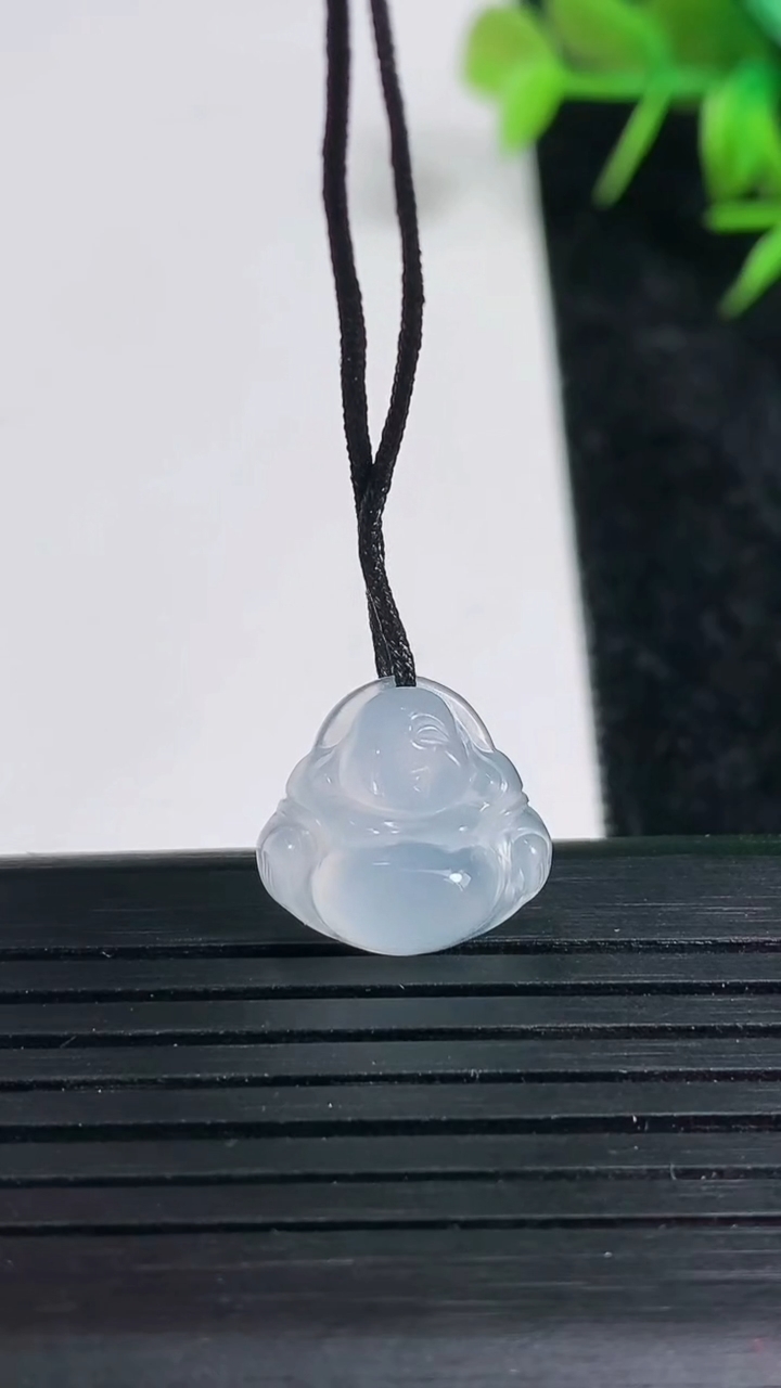 天然A货翡翠佛公吊坠尺寸13.6-14.2-5.8重量:1.66g
3月23日