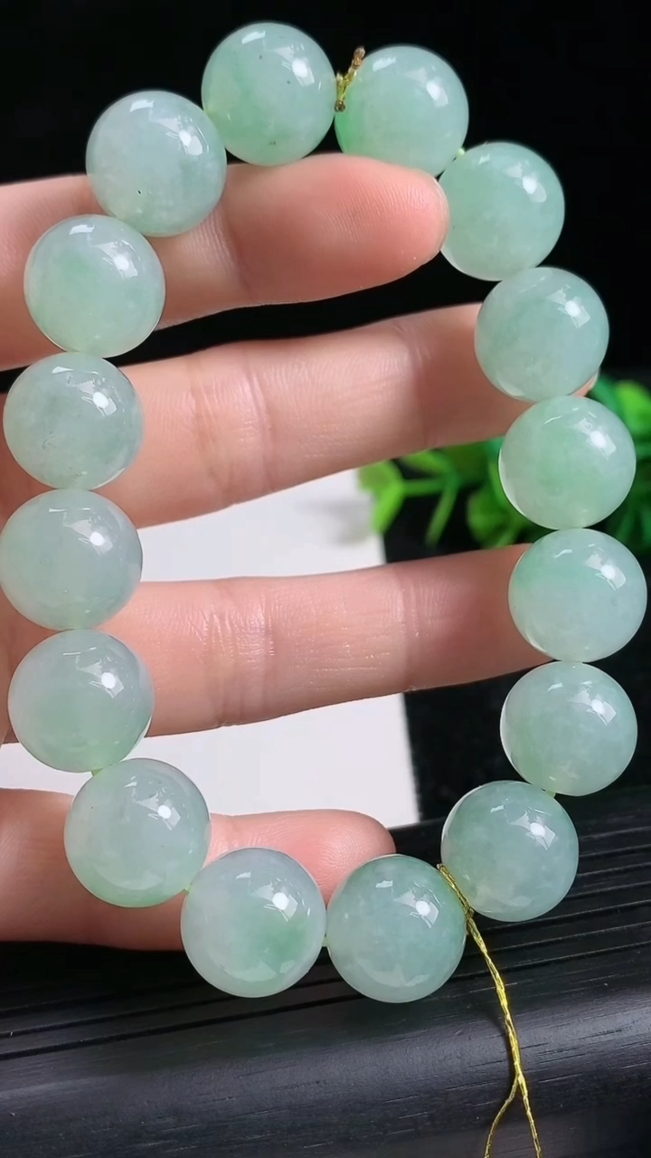 天然A货翡翠圆珠手串尺寸12.5-16颗重量:58.94g3月23日
工厂直销收藏佳品,种好水足，色